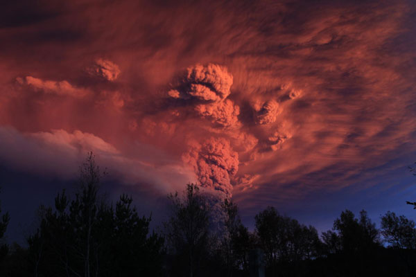 Volcano billows giant plume for 2nd day in Chile