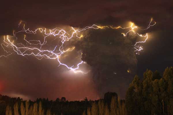 Chilean volcano sparks lightning