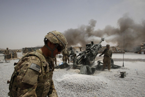 US soldiers fire howitzers in S Afghanistan