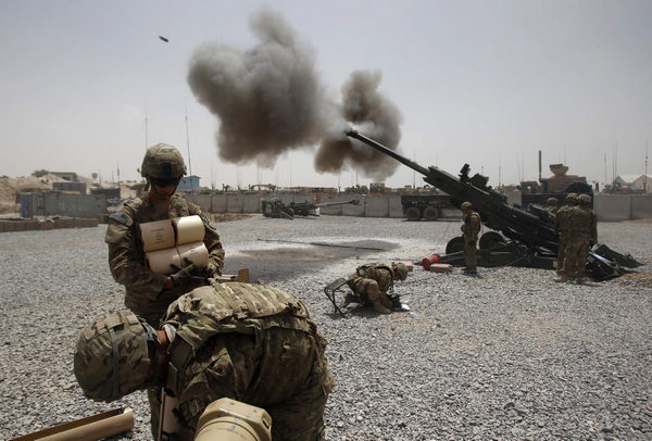 US soldiers fire howitzers in S Afghanistan