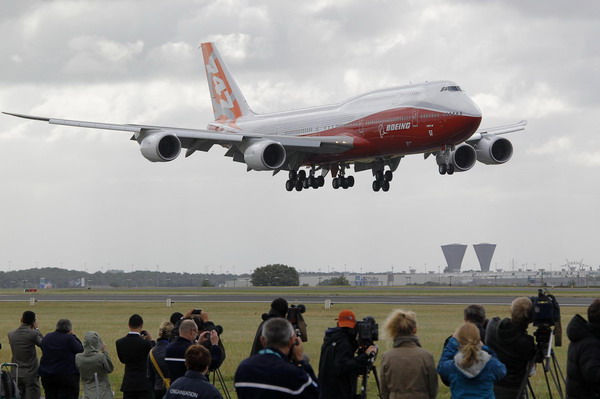 New elongated Boeing 747 lands at Paris Air Show