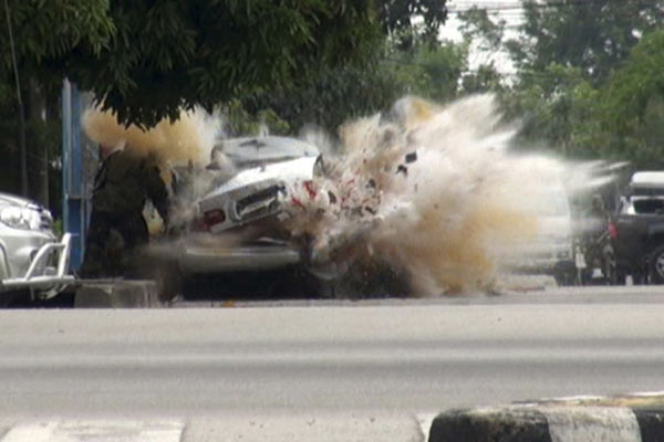 Car explodes in front of bomb squad member in Thailand