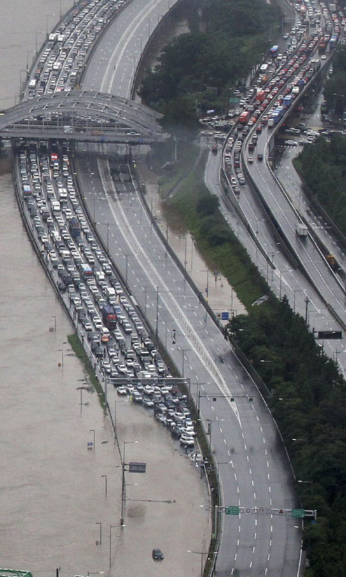 Heavy rain in Seoul disrupts traffic