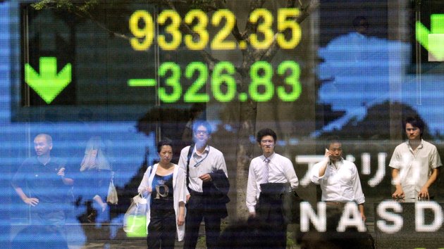 Global stocks tumble amid recession fears