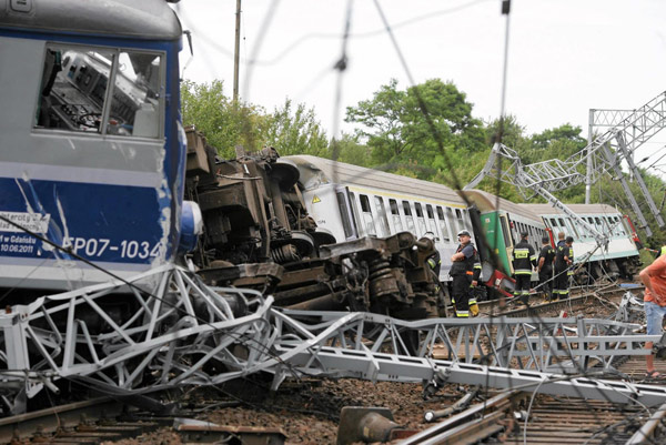 Polish train derails, 4 people killed