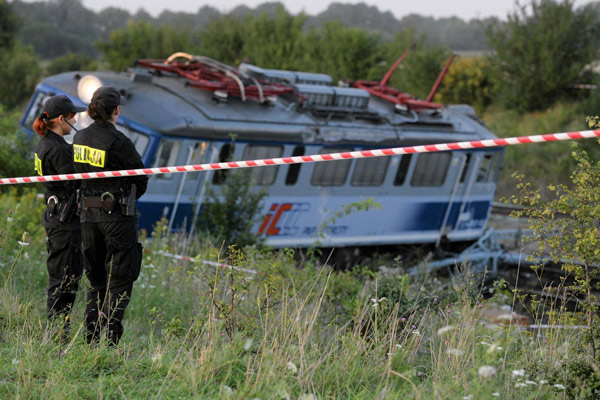 Polish train derails, 4 people killed