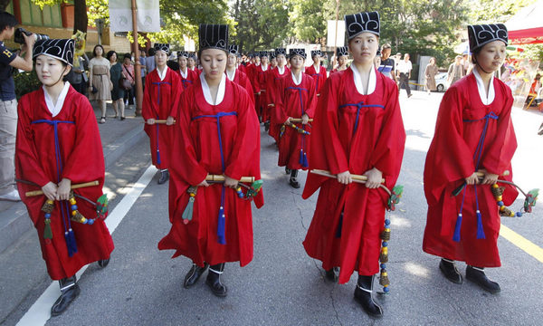 Graduates wear traditional costumes in Seoul