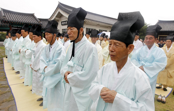 Confucian scholars hold ritual for bright weather