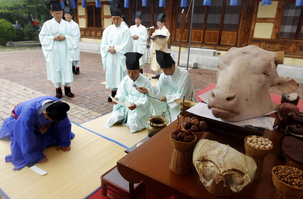 Confucian scholars hold ritual for bright weather