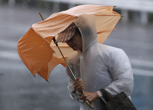 Typhoon Roke lashes Japan, killing at least 6