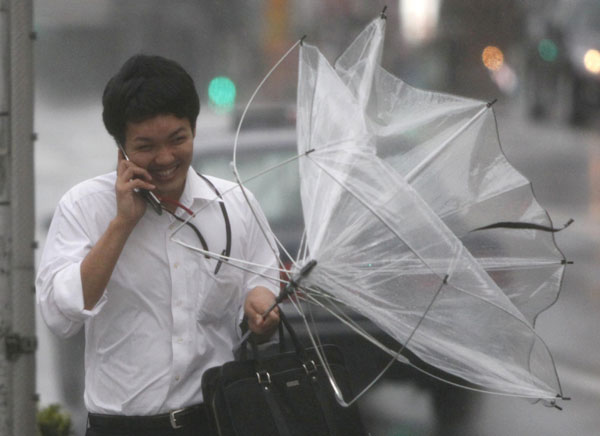 Typhoon Roke lashes Japan, killing at least 6