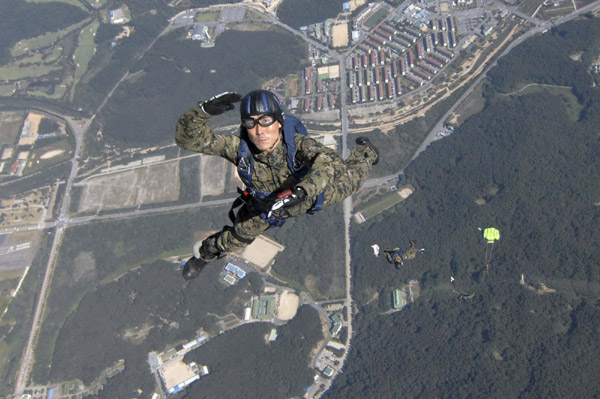 Parachute jump drills in Gyeryong
