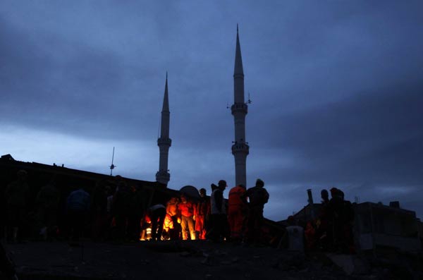 Turkey quake kills at least 279, hundreds missing