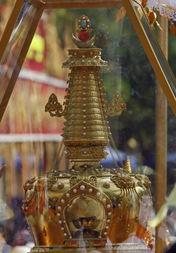 Sacred Buddha tooth relic arrives at Yangon