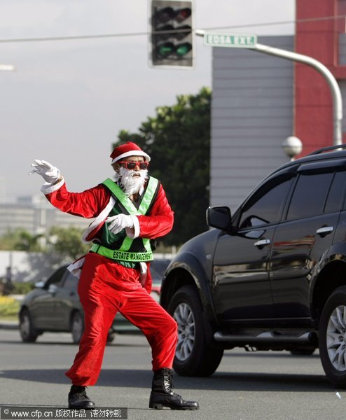 Dancing Santa wows Manila traffic