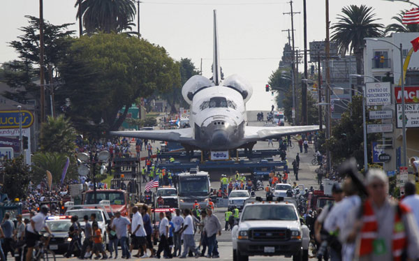 Endeavour on way to California Science Center