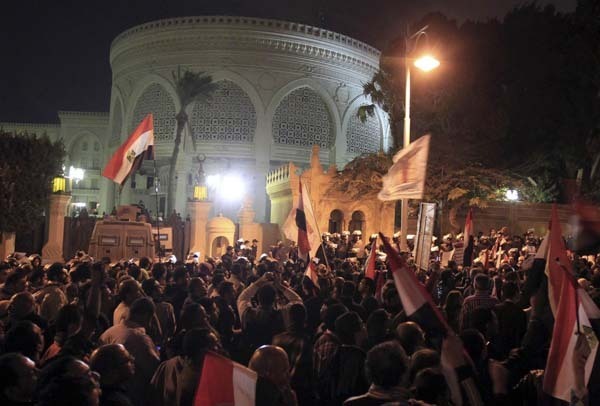 Egypt's Mursi leaves palace amid violent protest