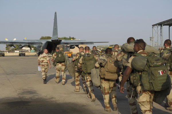 France extends air raids in Mali