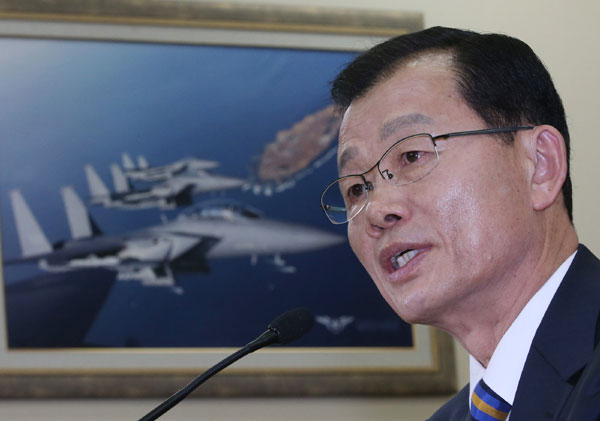 ROK's president retains Kim Kwan-jin as DM