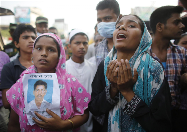 Death toll in Bangladesh collapse passes 300
