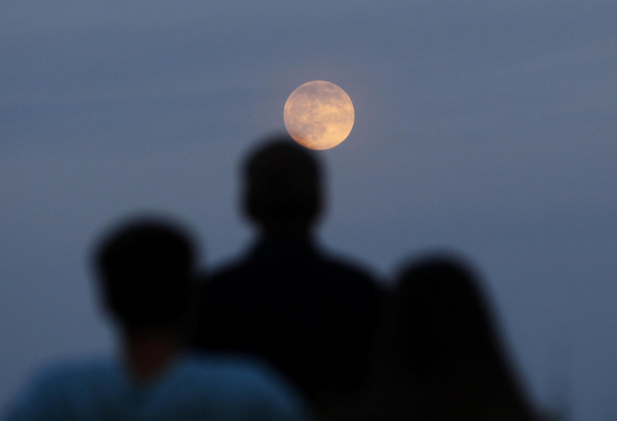 'Super moon' lights up night sky