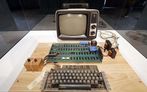 First Apple computer sells at auction for $387,750