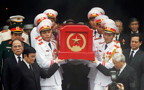 Vietnam buries heroic general