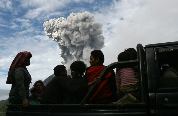 Indonesia orders evacuation as volcano alert