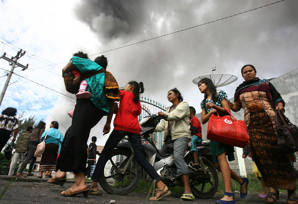 Indonesia orders evacuation as volcano alert