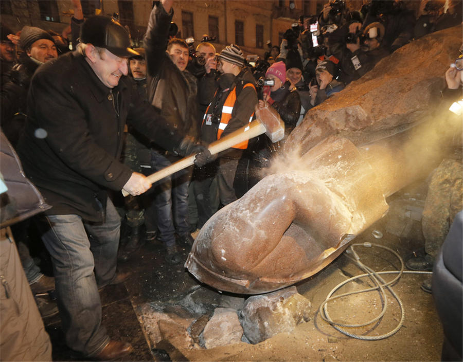Lenin statue toppled in Ukraine protest