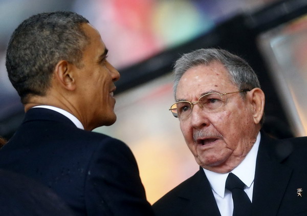 Obama shakes hands with Cuban president Castro
