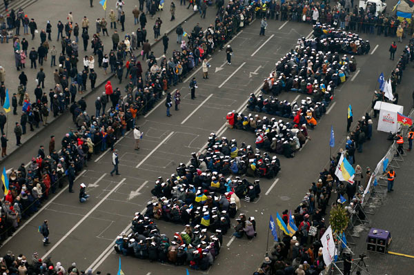 Yanukovich offers Ukraine protesters nothing as Russian aid starts