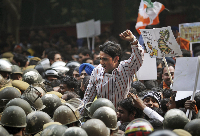 Indian protesters clash with police