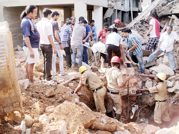Building collapse kills 15 in India