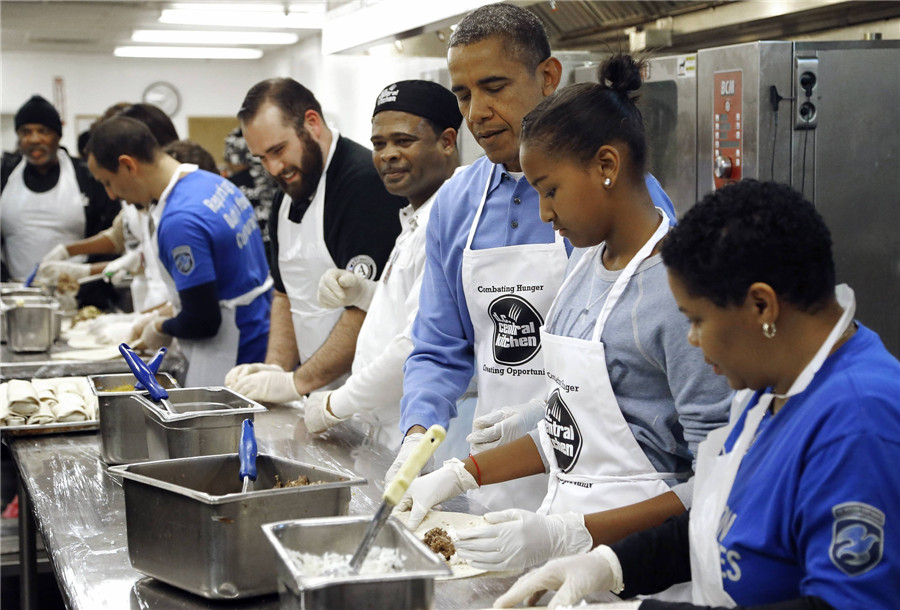 Obama honors Dr King with volunteer work