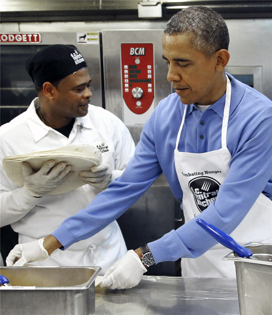 Obama honors Dr King with volunteer work