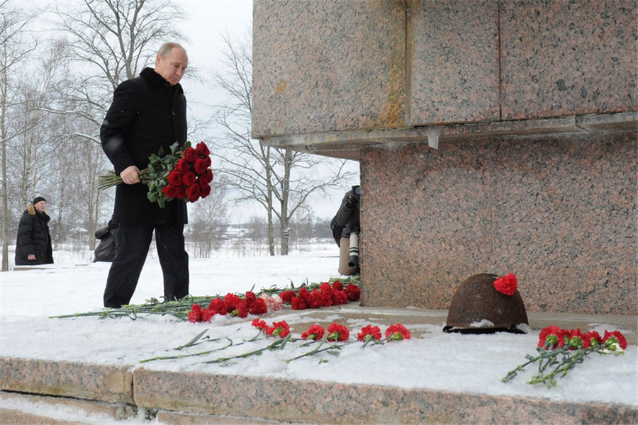Putin pays tribute to Siege of Leningrad victims