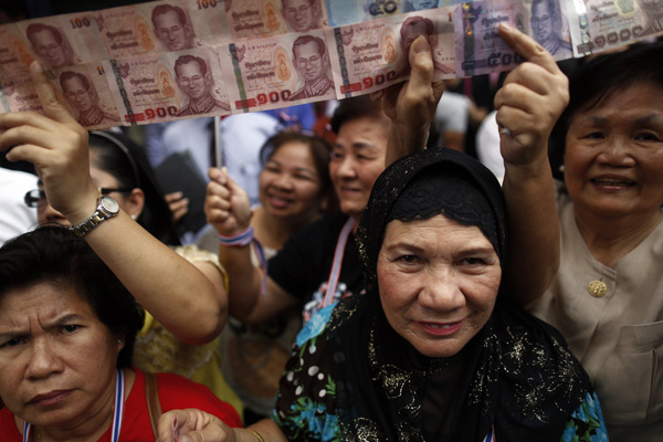 Thai political crisis threatens budget, rice scheme