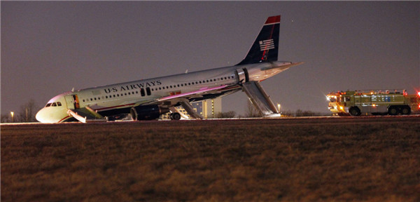Nose gear on plane collapses at Philly airport