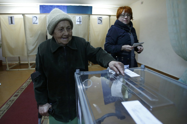 Ukraine's Crimea kicks off referendum to determine future status
