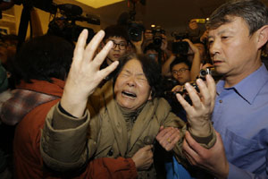 Grief overwhelms relatives of flight 370 victims