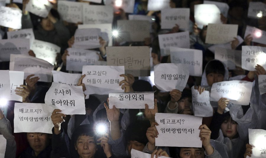 Students pray for missing friends on South Korean ferry
