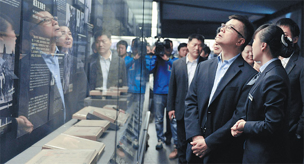 Former US ambassador pays tribute to victims of Nanjing Massacre
