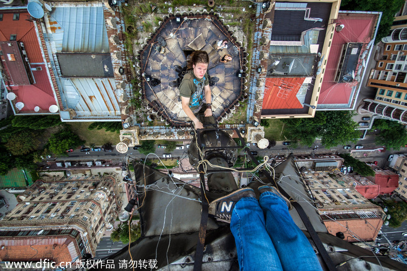Climbing skyscraper in Kiev with no safety equipment