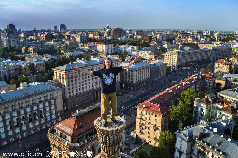Climbing skyscraper in Kiev with no safety equipment