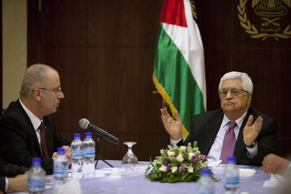 Palestinian unity gov't sworn in
