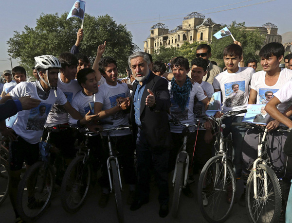 Afghan presidential runner escapes bombing