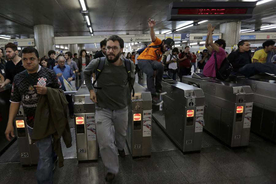 Sao Paulo metro strike suspended, but fears loom