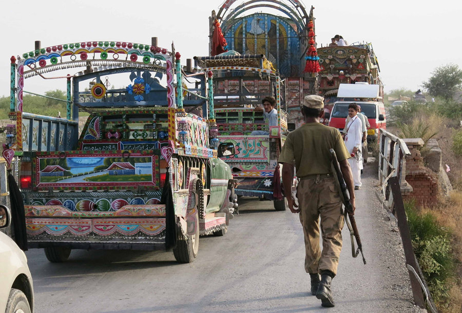 Pakistani civilians flee from N Waziristan