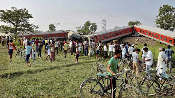 2 trains derail in India, killing 4